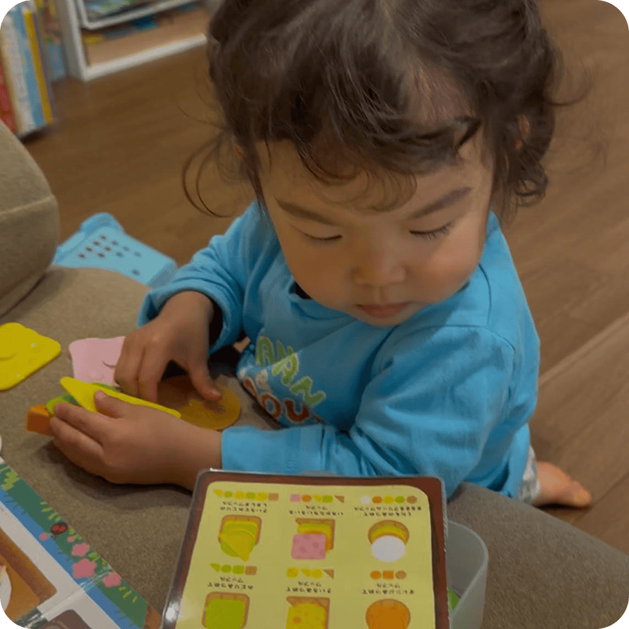 教材に集中して取り組む子どもの実際の写真