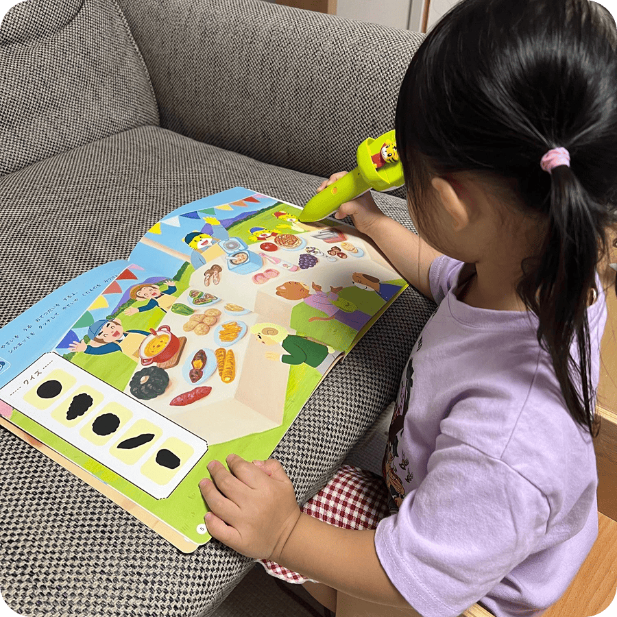 実際にタッチペンで絵本のクイズに取り組む子どもの写真